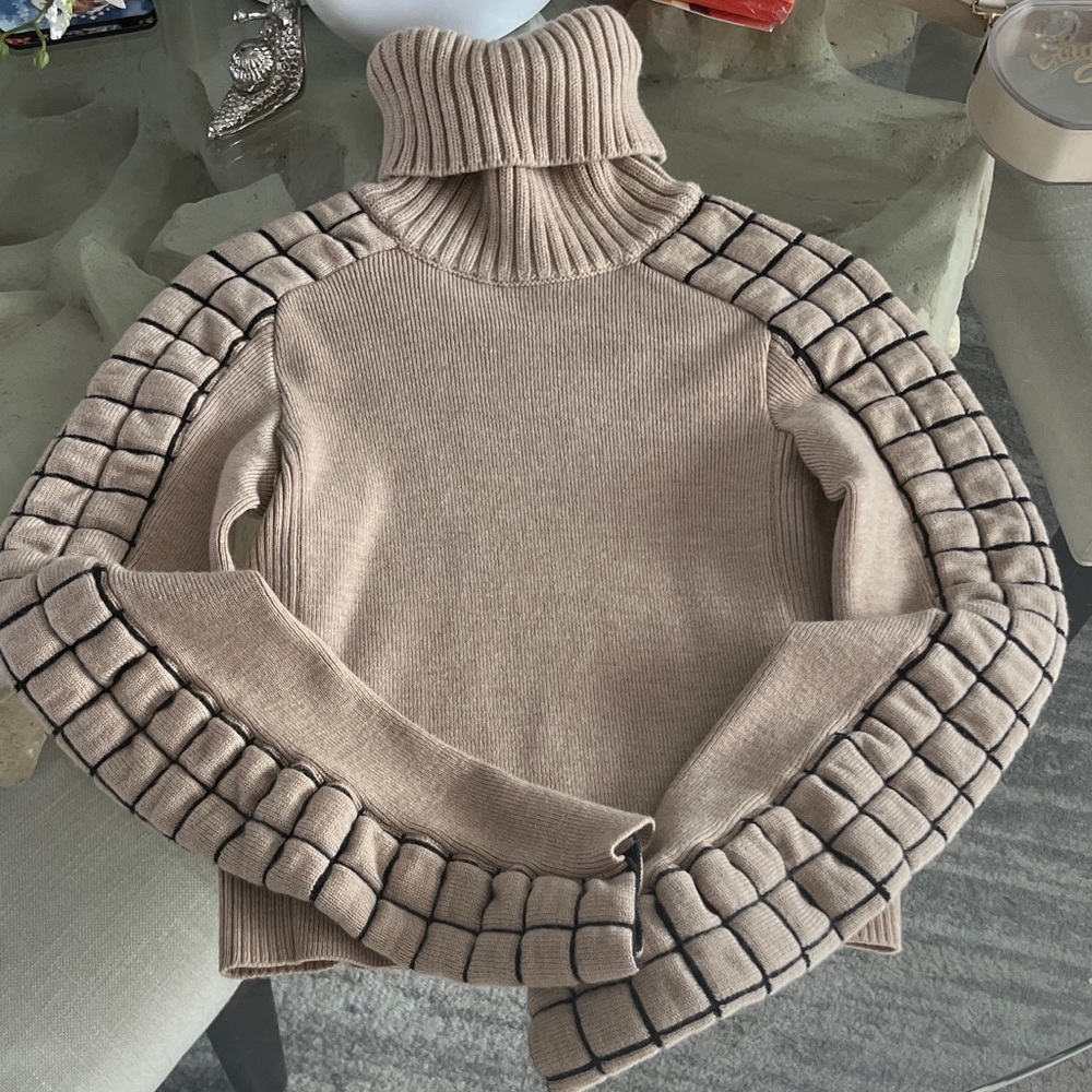 Chanel sweater sz Small